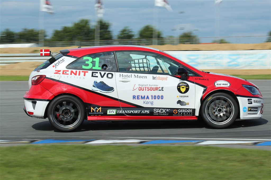 Oliver Rømer var på podiet ved Grand Prix Danmark, og kørte generelt gode placeringer hjem. Det betyder at han er en af fire kørere, som skal have vægt med i bilen denne weekend.
(Foto: JJ Media)